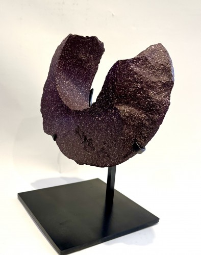 A Roman antique element in Egyptian porphyry - 