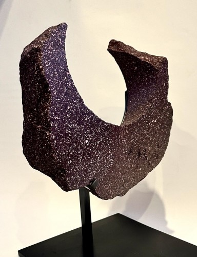  - A Roman antique element in Egyptian porphyry