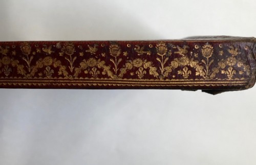 XVIIIe siècle - Autel portatif en maroquin rouge aux petits fers d'époque Louis XV