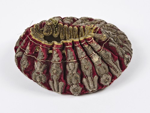A French red velvet and gold gaming purse with coat of arms, 18th century  - Objects of Vertu Style 