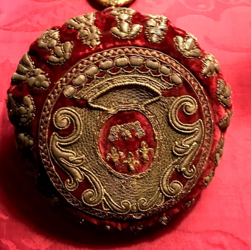 Objects of Vertu  - A French red velvet and gold gaming purse with coat of arms, 18th century 