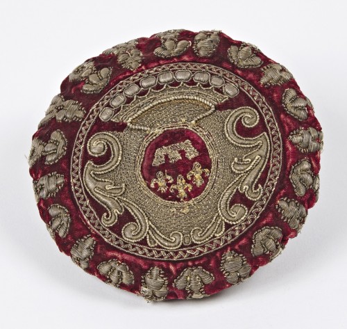 A French red velvet and gold gaming purse with coat of arms, 18th century  - 