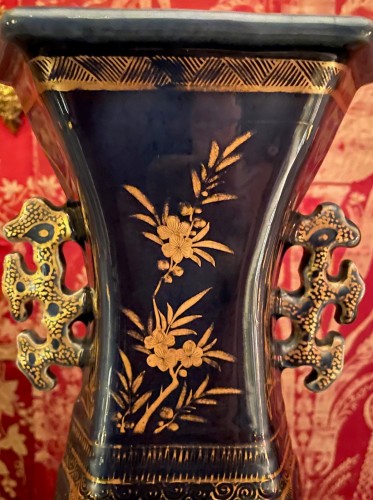 XVIIIe siècle - Paire de vases balustres en porcelaine bleu poudré Chine 18e siècle