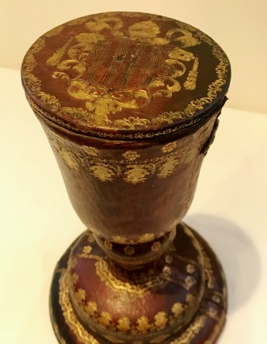 Antiquités - A large Italian Papal red leather chalice box