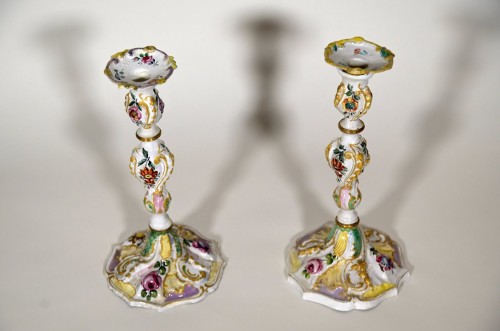 A pair of English George III Battersea enamel candlesticks - Decorative Objects Style 