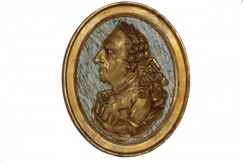 Médaillon ovale en bois doré représentant le Roi Louis XV de profil