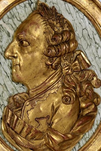 Médaillon ovale en bois doré représentant le Roi Louis XV de profil - Objet de décoration Style 