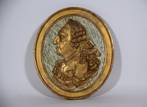 Objet de décoration  - Médaillon ovale en bois doré représentant le Roi Louis XV de profil