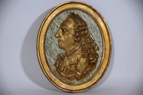 XVIIIe siècle - Médaillon ovale en bois doré représentant le Roi Louis XV de profil