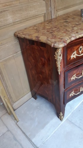 Mobilier Commode - Petite commode Louis XV en placage de palissandre estampillée MONDON