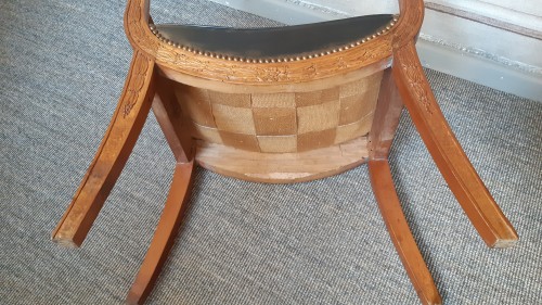 Directoire - Tabouret curule sculpté, d'époque Directoire