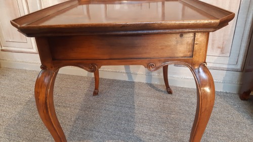 Table à plateau cabaret en noyer, du XVIIIe siècle - Mobilier Style Louis XV