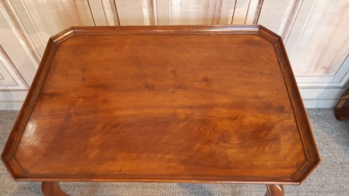 Furniture  - Walnut cabaret table, 18th century