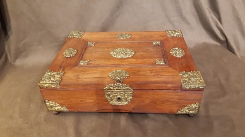 Antiquités - Writing case in rosewood veneer and bronzes of Louis XIV period