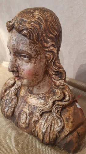 Sculpture  - Female bust in polychrome carved wood from the 16th century