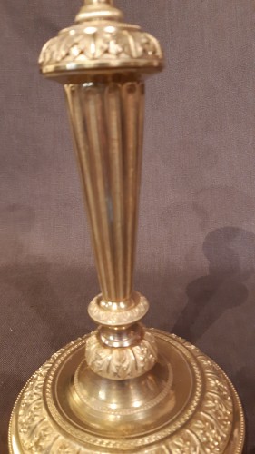 XVIIIe siècle - Paire de chandeliers en bronze doré et ciselé d'époque Louis XVI