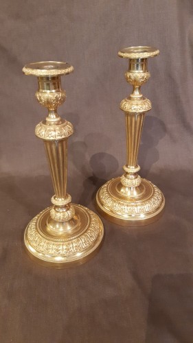 Antiquités - Pair of gilt bronze and chased candlesticks of the Louis XVI period