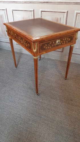 Antiquités - Table de salon Louis XVI, estampillée DUSAUTOY