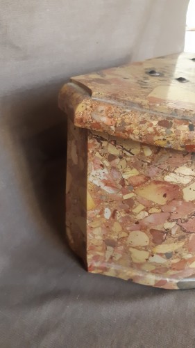 Objets de Curiosité  - Boite à viscère d'époque Louis XIV en marbre brèche d'Alep