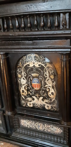 Cabinet Flamand du XVIIe siècle à décor de fixés sous verre - Mobilier Style Louis XIII