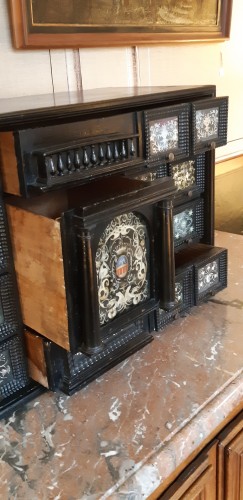 Cabinet Flamand du XVIIe siècle à décor de fixés sous verre - Louis XIII