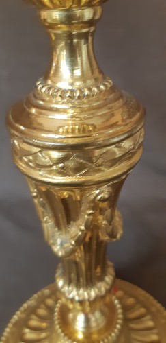 XVIIIe siècle - Paire de chandeliers en bronze doré d'époque Louis XVI
