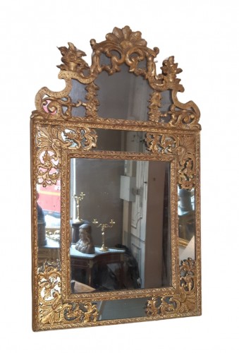 Miroir en bois sculpté, doré d'époque Régence