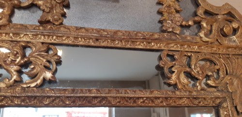 Miroirs, Trumeaux  - Miroir en bois sculpté, doré d'époque Régence