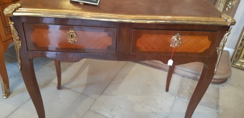 Petit bureau de salon Louis XV, estampillé J. DAUTRICHE - Mobilier Style Louis XV