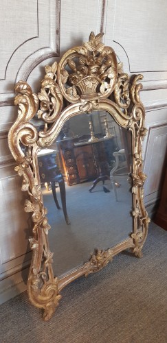 Miroir en bois sculpté et doré d'époque Louis XV - Miroirs, Trumeaux Style Louis XV