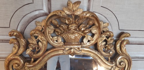 Miroirs, Trumeaux  - Miroir en bois sculpté et doré d'époque Louis XV