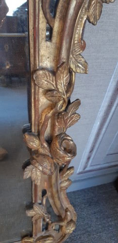 XVIIIe siècle - Miroir en bois sculpté et doré d'époque Louis XV