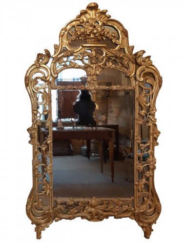 Grand miroir en bois doré d'époque Louis XV