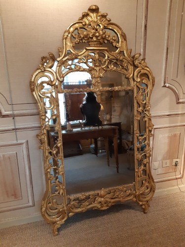 XVIIIe siècle - Grand miroir en bois doré d'époque Louis XV
