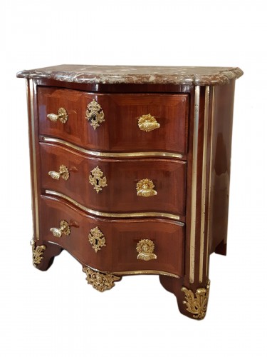 Small chest of drawers in amaranth veneer, Régence period