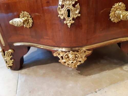 Furniture  - Small chest of drawers in amaranth veneer, Régence period