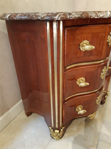 Small chest of drawers in amaranth veneer, Régence period - 