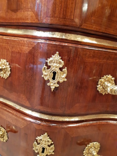 XVIIIe siècle - Petite commode en placage d'amarante d'époque Régence