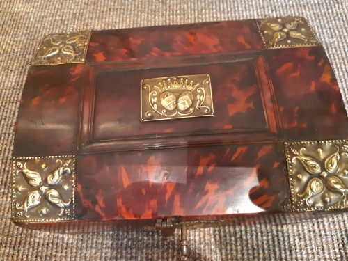 Coffret en écaille de tortue rouge et laiton repoussé d'époque Louis XIV - Sylvain Rochas