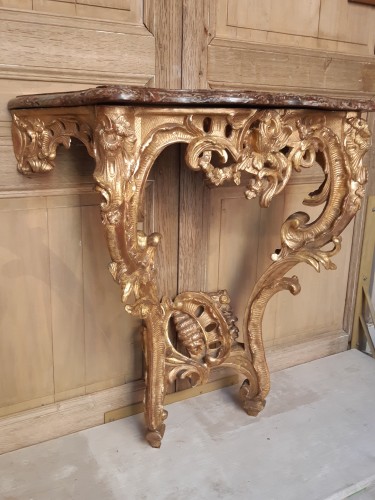 XVIIIe siècle - Petite console en bois sculpté et doré d'époque Louis XV