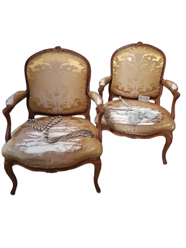 Paire de fauteuils à dos plat, d'époque Louis XV