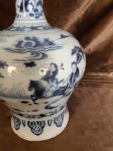 Céramiques, Porcelaines  - Grande bouteille en faïence de Delft de la fin du XVIIe siècle