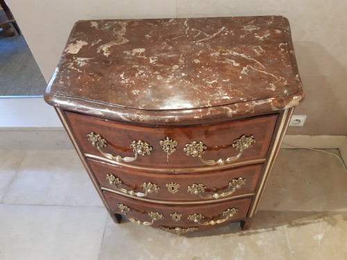 Petite commode en placage d'époque Régence - Mobilier Style Régence