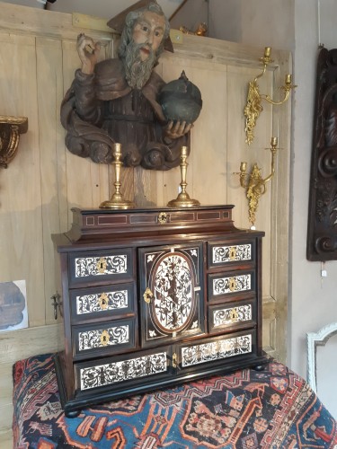 Cabinet de voyage italien du 17e siècle  en placage d'ébène, palissandre et ivoire - Mobilier Style Louis XIV