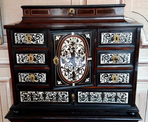 Cabinet de voyage italien du 17e siècle  en placage d'ébène, palissandre et ivoire - Sylvain Rochas