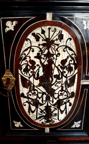 17th century - 17th century Italian travel cabinet in ebony, rosewood and ivory veneer