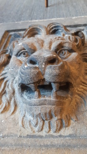 Paire de haut reliefs en pierre sculptés de mufles de lion, fin XVIIe - Sculpture Style Louis XIV