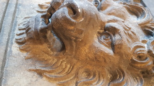 Sculpture Sculpture en pierre - Paire de haut reliefs en pierre sculptés de mufles de lion, fin XVIIe