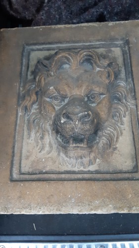 Paire de haut reliefs en pierre sculptés de mufles de lion, fin XVIIe - Sylvain Rochas