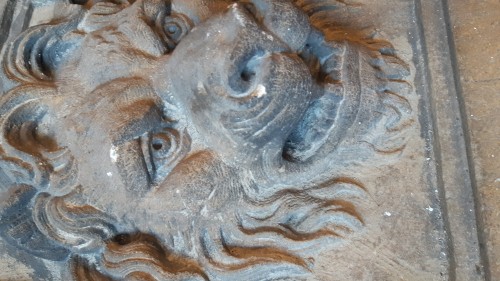 XVIIe siècle - Paire de haut reliefs en pierre sculptés de mufles de lion, fin XVIIe